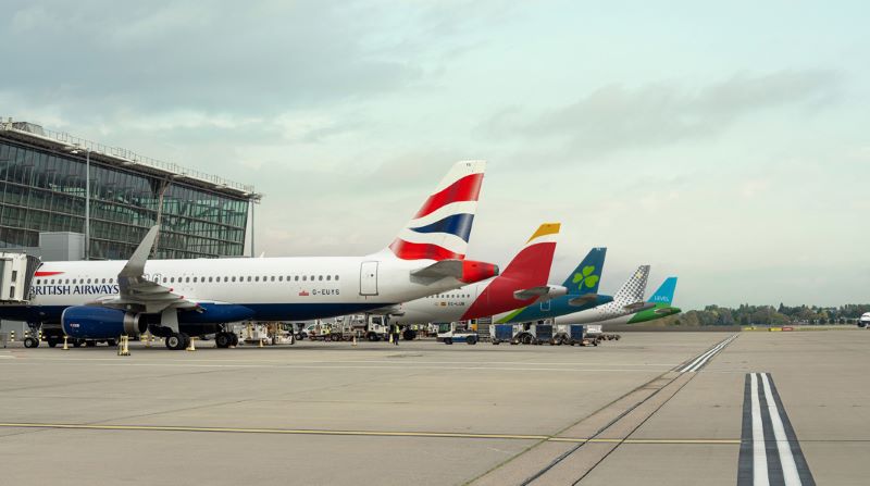 Imagen en la que se ven aviones de IAG en una noticia sobre la subida de sus acciones tras sus resultados trimestrales